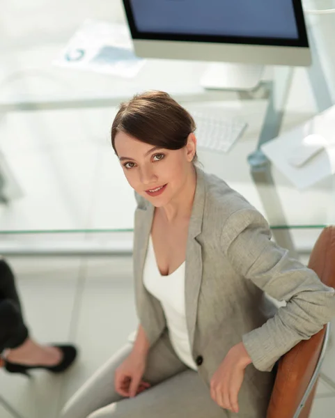 Vista superior retrato de jovem empresária sentada no local de trabalho . — Fotografia de Stock