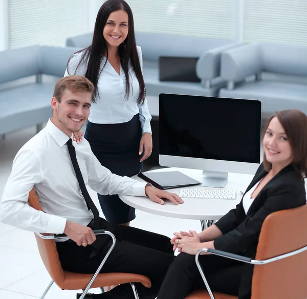 Portret van succesvol business team nabij het bureaublad — Stockfoto