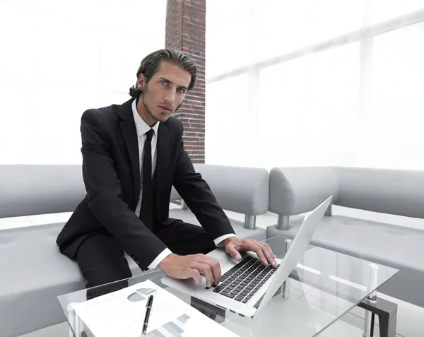 Erfolgreicher Geschäftsmann in seinem Büro. — Stockfoto