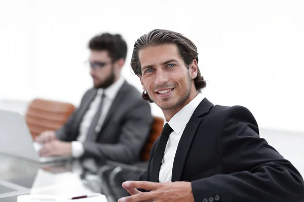 Hombre de negocios sentado en una reunión de trabajo — Foto de Stock