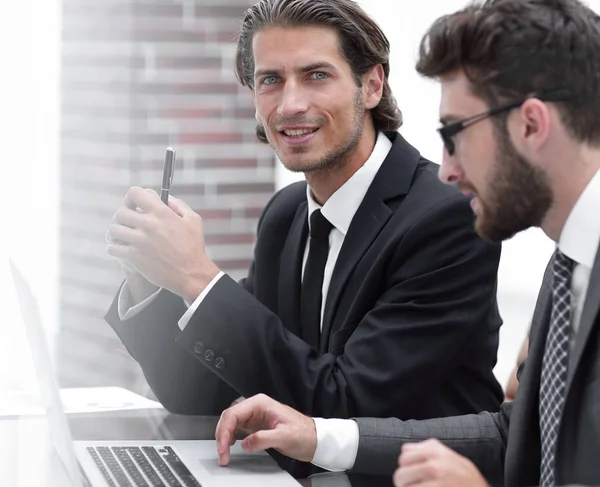 Deux commis travaillant au bureau — Photo