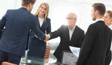 Ofiste konferans salonunda tokalaşırken işadamları