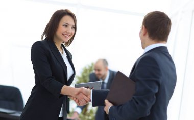 karşılıklı iş ortakları ofiste.