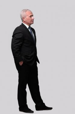 yan görünümü. üst düzey işadamı ellerini ceplerine koyarak.