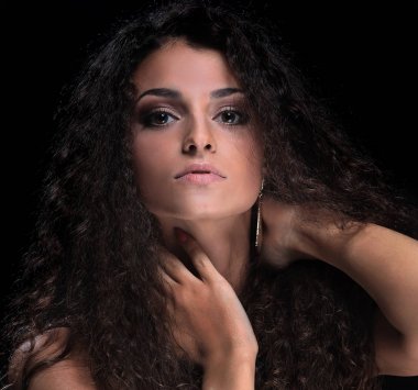 Kadın modeli uzun parlak dalgalı saç modeli ile.