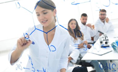 şeffaf yönetim kurulu ile görüntüleyin. kadın bilim adamı bir rapor meslektaşları için yapar.