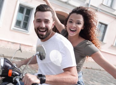 Genç çift bir scooter sürme ve having fun