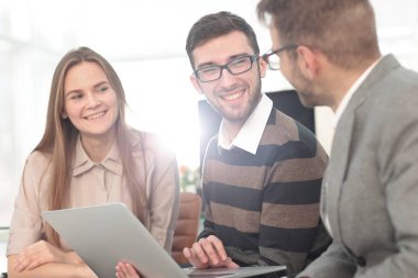 İş ekibi dizüstü bilgisayarda çalışıyor.