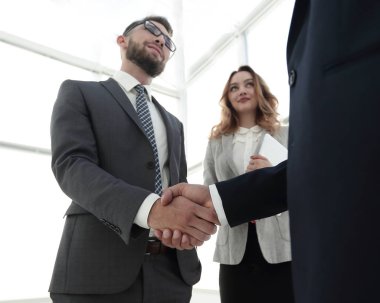 İş adamı tokalaşmasını toplantı odasında kapatın.