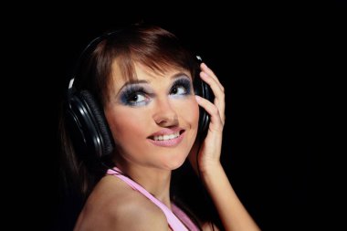 dinlerken göz alıcı gece makyaj ile şık genç kadın bir