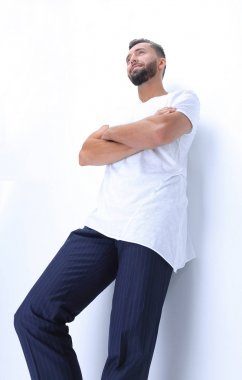 mutlu genç adam beyaz ekranda dinlenme