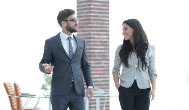 üst düzey yönetici şirket çalışanlara konuşuyor