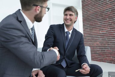 El sıkışma Yöneticisi ve avukatı ofiste