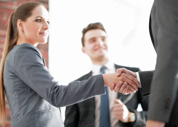 Closeup obchodních partnerů handshake. — Stock fotografie