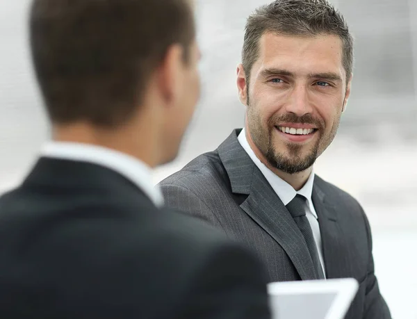 Closeup.business parceiros discutindo questões de negócios — Fotografia de Stock