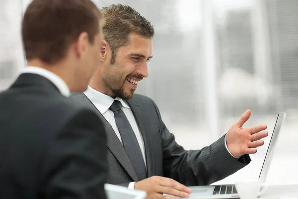 Closeup.business colegas discutindo questões de trabalho — Fotografia de Stock