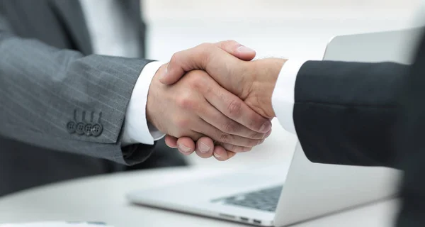 Primer plano .handshake de los socios comerciales por encima del escritorio — Foto de Stock