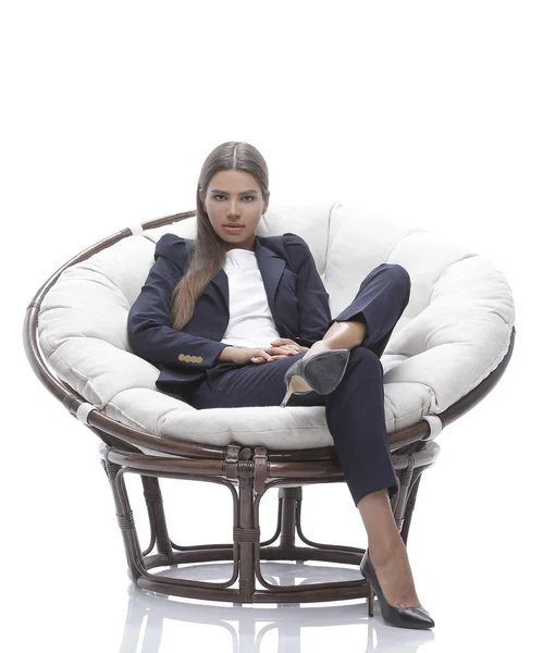 Jeune femme d'affaires se détend dans une chaise ronde — Photo