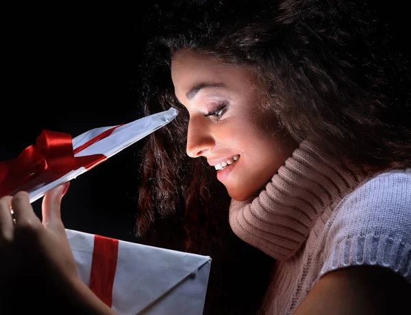 Una giovane ragazza di bellezza con regalo di Natale — Foto Stock