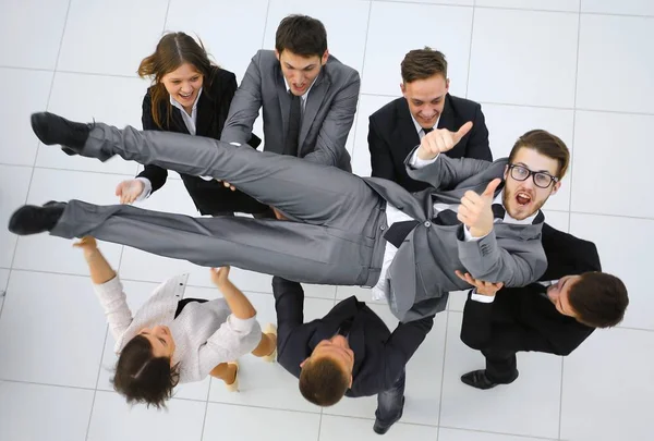 Equipe de negócios triunfante abala seu líder — Fotografia de Stock