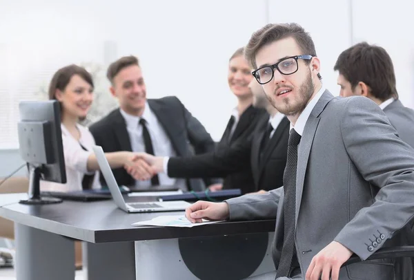 Handshake parceiros de negócios com o gerente em primeiro plano — Fotografia de Stock