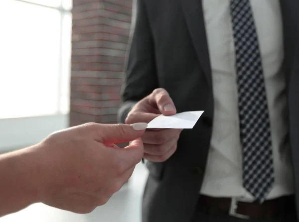 Gros plan de deux hommes d'affaires échangeant une carte de visite — Photo