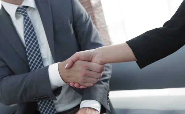 商人握手与他的伴侣签订协议 — 图库照片