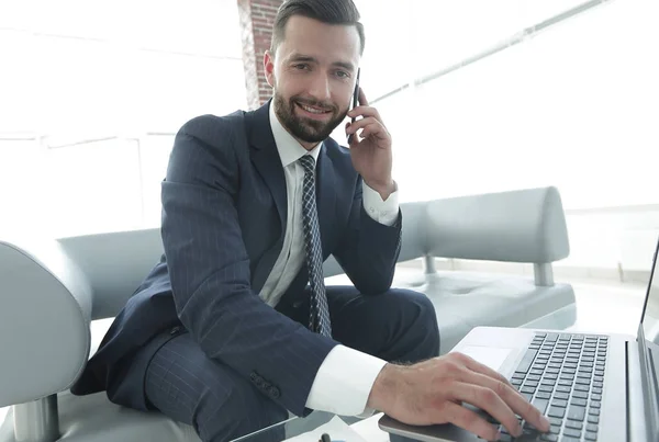 Hombre de negocios en primer plano hablando en un smartphone — Foto de Stock