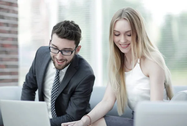 Manager and client browsing information on the laptop. — Stock Photo, Image