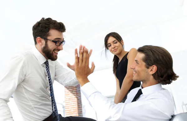 Colegas de negócios dando uns aos outros cinco altos . — Fotografia de Stock