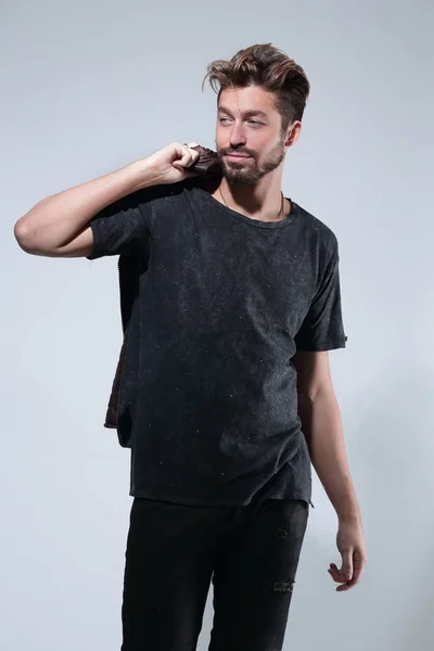 Portrait d'un homme barbu à la mode sur fond gris — Photo