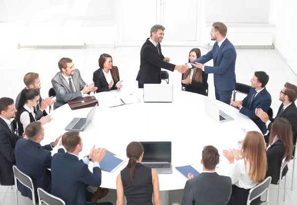 iş ortakları yuvarlak masa yakınındaki müzakerelerinde el sallamak