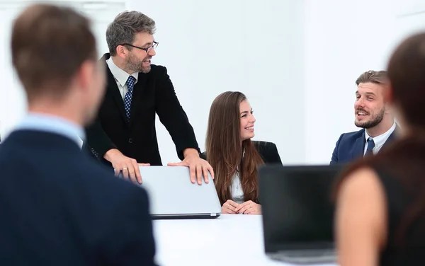 Seniorchef berichtet beim Briefing. — Stockfoto