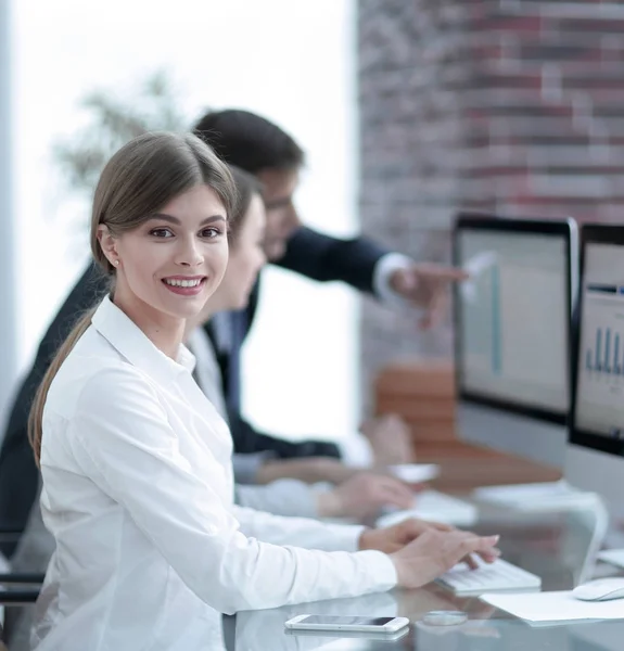 Equipo joven profesional y empresarial que discute datos financieros . — Foto de Stock