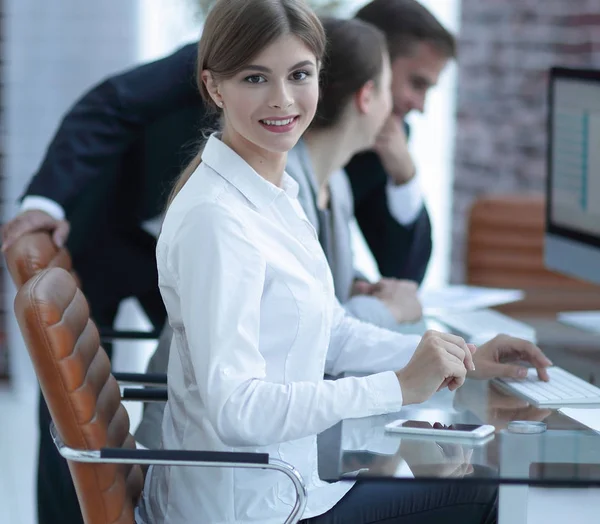 Jovem empregado sentado em uma mesa — Fotografia de Stock