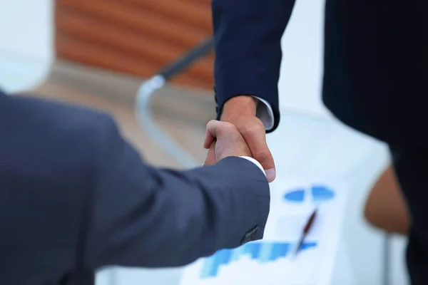 Närbild. Handshake finansiella partner — Stockfoto
