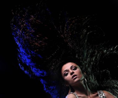 güzel esmer stüdyo çekim dans