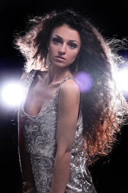 Genç dans eden kadın, arka plan üzerinde yanıp söner