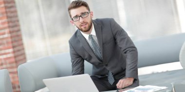 Masasında oturan modern bir işadamı portresi.