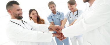 Doktor beyaz bir arka plan üzerinde başarılı bir grup arka plan görüntüsü