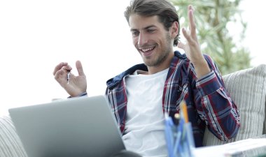 şaşırmış adam evden dizüstü bilgisayar ile çalışma. freelancing kavramı.