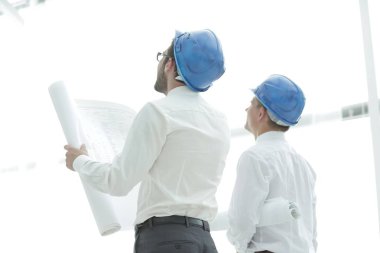 arka view.architect ve boş ekrana bakarak Oluşturucu