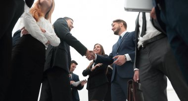 İş konsepti. İş ortaklarının el sıkışması ve hoş geldiniz.