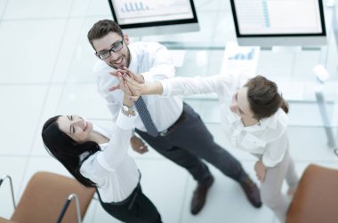 Başarılı iş adamları birbirlerine beşlik çakıyor. .