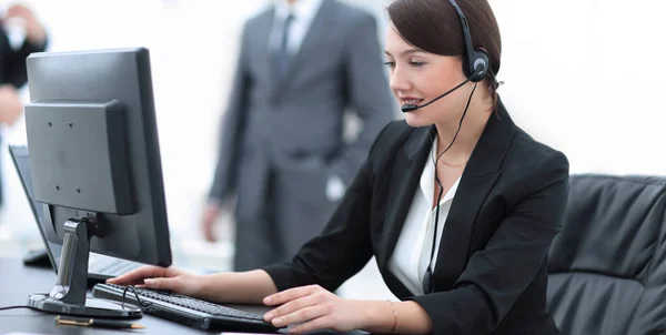 Sorridente feminino atendimento ao cliente telefonista no local de trabalho . — Fotografia de Stock