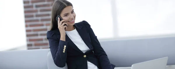 Менеджер женщина разговаривает по мобильному телефону — стоковое фото