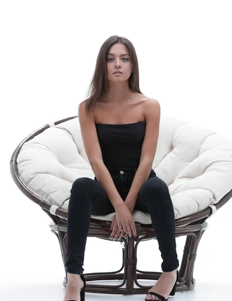 Jovem mulher sentada em uma poltrona grande confortável — Fotografia de Stock