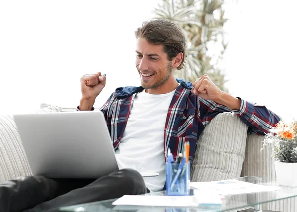 Glad ung man arbetar med laptop hemifrån. — Stockfoto