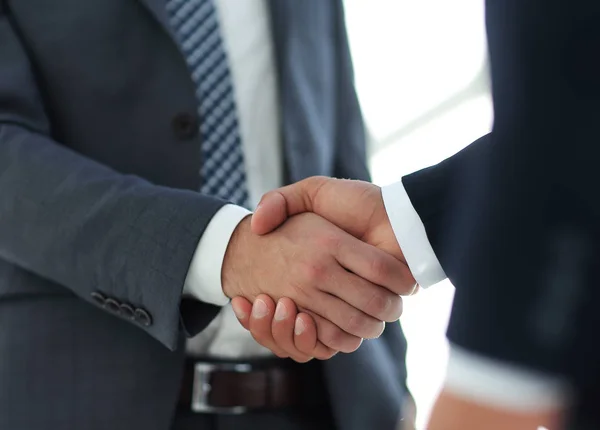 Бізнесмен дає руку на рукостискання партнеру — стокове фото