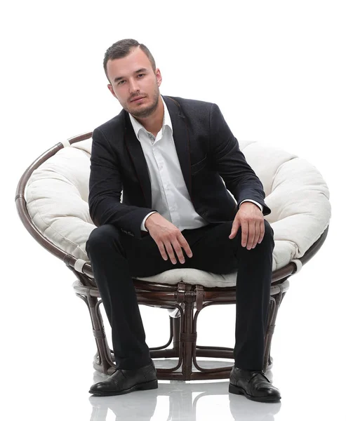 Ung affärsman som sitter i en bekväm stol — Stockfoto